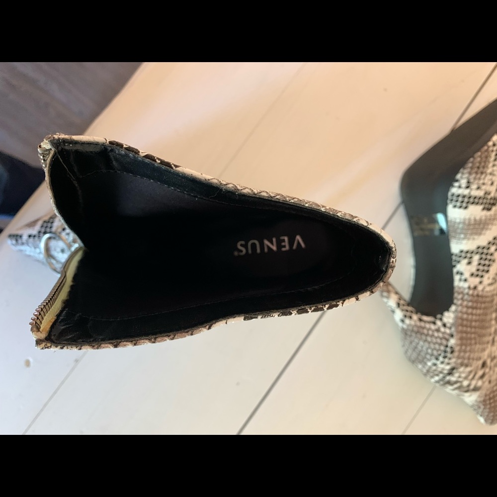 Venus snake skin boots NEW